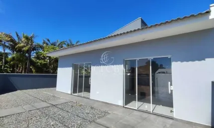 Casa de esquina com 03 quartos (01 suíte), próxima ao centro comercial em itapoá/sc!