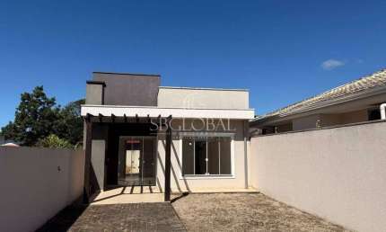 Casa nova localizada no Balneário Rainha do Mar, apenas 480 metros da praia em Itapoá-SC
