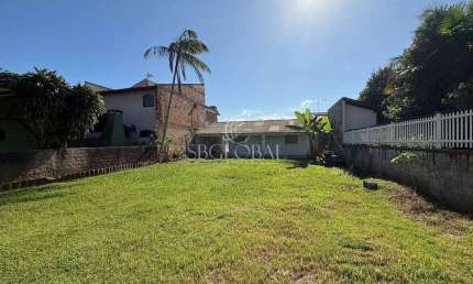 Casa de madeira com amplo espaço de terreno á 450 metros da praia em Itapoá-SC