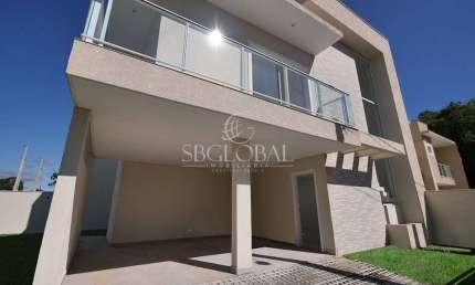 Sobrado de esquina com alto padrão de acabamentos em Itapoá/SC