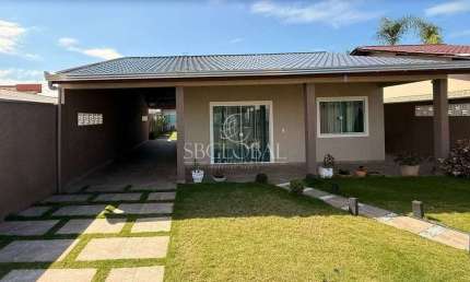 Casa com piscina á 270 metros da praia no Balneário Rainha do Mar em Itapoá-SC