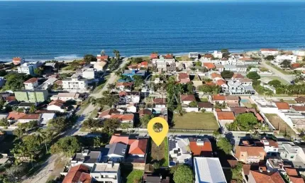 Terreno limpo pronto para construir á 270 metros da praia no Balneário Cambiju em Itapoá-SC