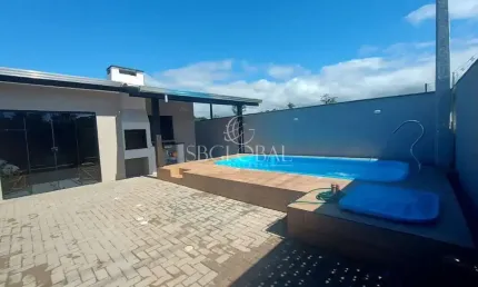 Casa com piscina no Balneário Rainha do Mar em Itapoá-SC