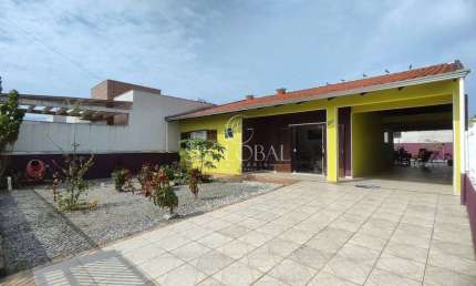 Casa confortável com ambientes integrados na Barra do Saí em Itapoá/SC!