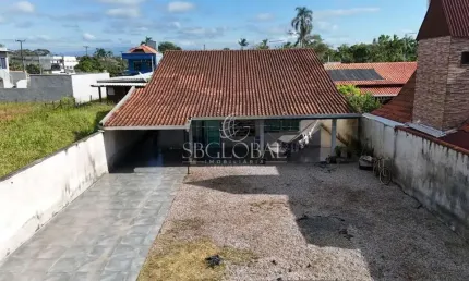 Casa com amplo espaço de terreno localizada no Balneário Saí Mirim  em Itapoá/SC!