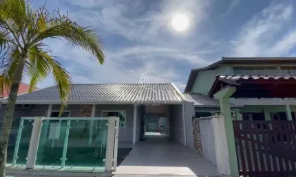 Casa com piscina á 50 metros da praia Balneário Brasilia em Itapoá-SC