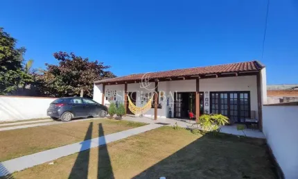 Casa aconchegante com 3 quartos na Barra do Saí em Itapoá/SC