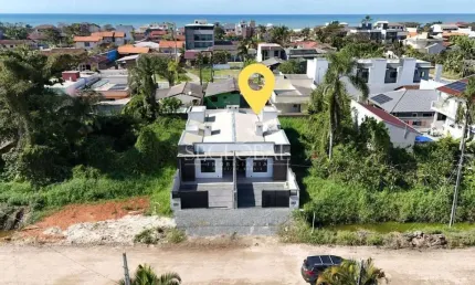 Casa com 03 quartos (02 suítes),com piscina na barra do sai á 300 metros da praia em itapoá-sc
