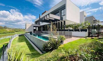 Casa de Alto Padrão à Venda no Condomínio Figueira Garden – Atibaia/SP