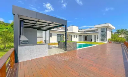 Casa Térrea de Alto Padrão à Venda e Locação no Condomínio Figueira Garden – Atibaia/SP
