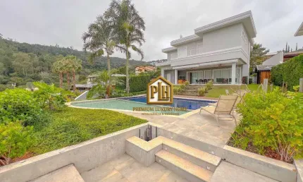 Casa à venda no Condomínio Porto Atibaia – 4 dormitórios, vista para o lago, área gourmet e piscina!