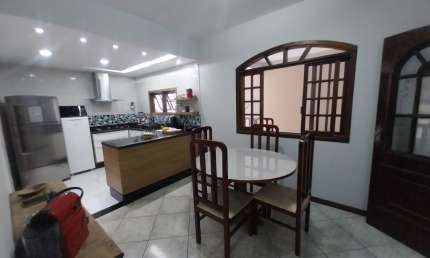 Linda casa duplex com 3 quartos em condomínio fechado – Rua Laranjal Paulista – Bangu