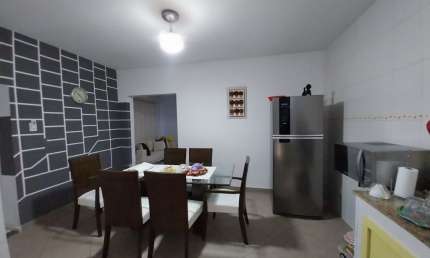 CASA EM RUA FECHADA COM AMPLO QUINTAL E DOIS QUARTOS