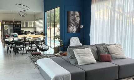CASA COM 1000 M² DE TERRENO COM 3 SUÍTES NO CONDOMÍNIO TERRA CAXAMBU EM JUNDIAÍ - SP