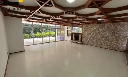 CASA COM 1000 M² DE ÁREA CONSTRUÍDA E 4 SUÍTES NO CONDOMÍNIO TEREZA CRISTINA NO MEDEIROS EM JUNDIAÍ-SP