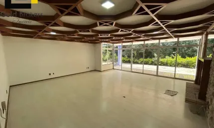 CASA COM 1000 M² DE ÁREA CONSTRUÍDA E 4 SUÍTES NO CONDOMÍNIO TEREZA CRISTINA - MEDEIROS EM JUNDIAÍ-SP