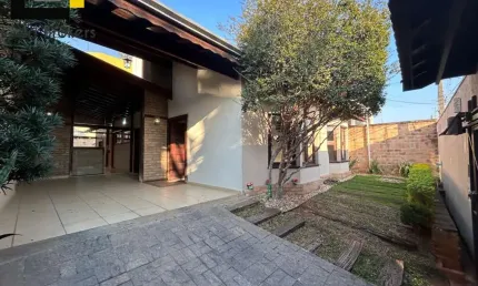 Casa para locação em Jundiaí-SP: 3 quartos, 1 suíte, 3 salas, 3 banheiros, 2 vagas de garagem, 218,00 m²!