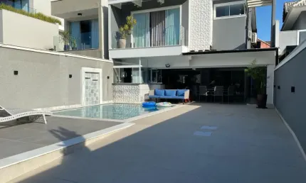 Condomínio blue house ,  linda casa na região mais desejada da barra da tijuca , casa com 4 quartos , 2 suítes , closet , hidromassagem, piscina e muito mais.