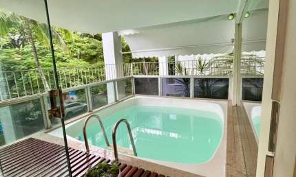 Apartamento claro, arejado, em frente à praia da Barra da Tijuca em condomínio tradicional do bairro.