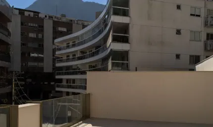 COBERTURA DUPLEX  NA LAGOA 265 M²  VISTA CRISTO REDENTOR COM 4 SUÍTES PRONTA PARA MORAR COM MOBÍLIA. 2 VAGAS E BOX PRIVATIVO.