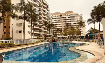 O imóvel no bairro recreio dos bandeirantes tem 64 metros quadrados com 2 quartos sendo 1 suíte e 2 banheiros.