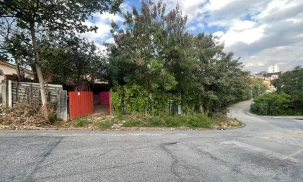 Casa 2 cômodos com quintal grande para alugar Bairro Cidade Jardim Sorocaba SP