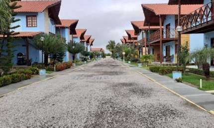 Casa com excelente localização em Tamandaré, próximo ao mar no condomínio Village Praia dos Carneiros III.