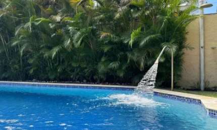 Casa mobiliada com piscina e área gourmet em condomínio fechado!