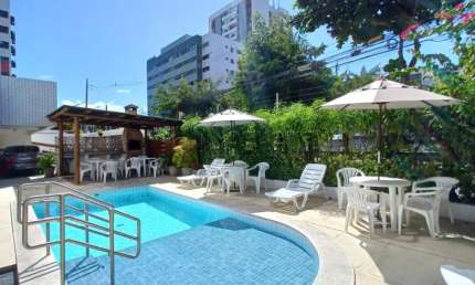 Excelente flat localizado no bairro de Boa Viagem com piscina ampla.