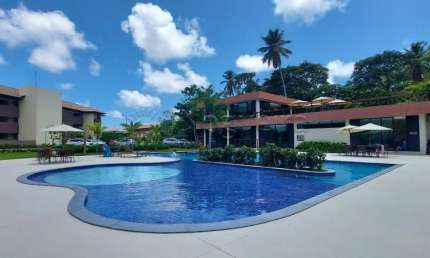Excelente apartamento com varanda, 2 quartos e totalmente mobiliado localizado na praia dos Carneiros