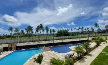 Excelente apartamento com 2 quartos, varanda  e mobiliado localização em muro alto, próximo ao mar.