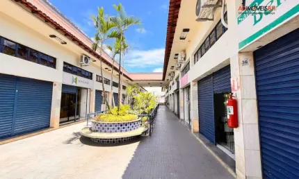 Loja no Shopping Platina Street, com área interna de 25m² e mezanino com 25m², com 01 banheiro, excelente ponto comercial, no Calafate.