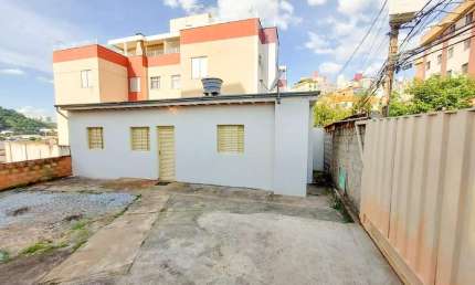 Lote com área de 375m², barracão de 01 quarto, no Caiçara