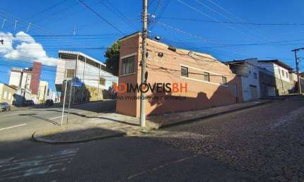 Casa de esquina com área construída de 88m², com 03 quartos, 01 vaga de garagem, excelente localização no bairro Floresta