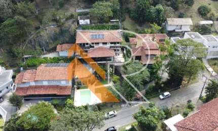 Casa em condomínio fechado com 4 quartos à venda na Rua Juriti, Itaipu, Niterói, 562 m2 por R$ 1.700.000