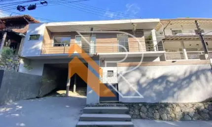 Casa em condomínio fechado com 4 quartos à venda na estrada francisco da cruz nunes, itaipu, niterói, 280 m2 por r$ 950.000