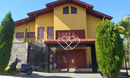 Seu Oásis Residencial: Casa Espaçosa com Piscina e Salão de Festas na Brum Imob