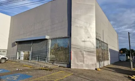 Loja de 370m² com Ótima Localização e Frente Envidraçada