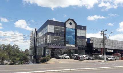 Sala Superior de 700m² com Iluminação Natural e Acabamentos de Alto Padrão