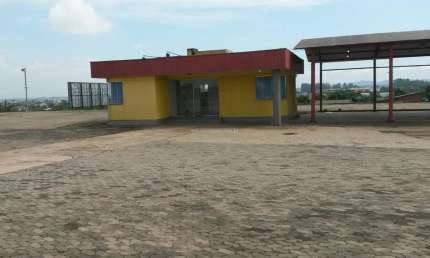 Pavilhão para locação com 700m² e pátio de 9000m² em localização estratégica