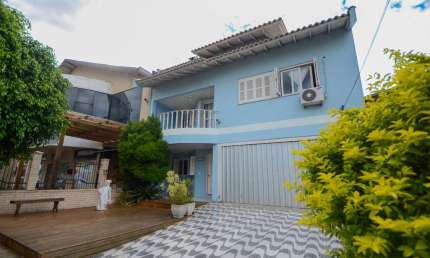 Sobrado com 5 quartos e 3 suítes no bairro Barnabé em Gravataí com amplo terreno