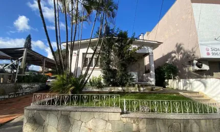 Ampla Casa Comercial na Avenida José Loureiro da Silva: Aluguel Fácil, Online e Sem Fiador!