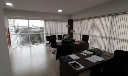 Sala Comercial 60m² com Elevador em Edifício Moderno – Aluguel Descomplicado