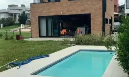 Residência de alto padrão com 4 quartos, piscina aquecida e design exclusivo em bairro tranquilo