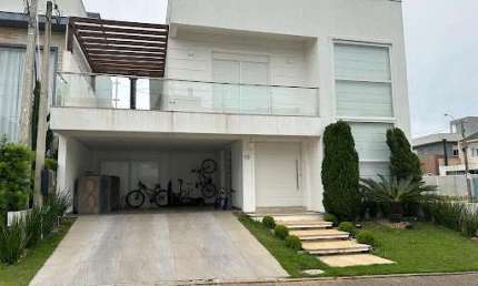 Residência Exclusiva em Condomínio Fechado - 3 Suítes, Closet, e Espaço Gourmet