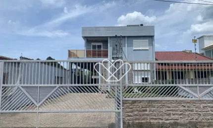 Residência Exclusiva de Três Pisos: Seu Novo Lar de Conforto e Elegância