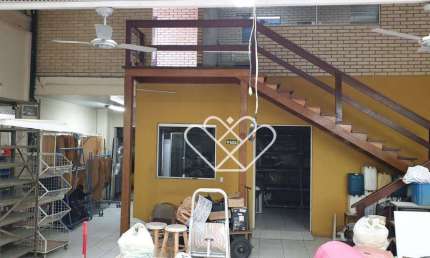 Loja Comercial de 300m² em Ponto Estratégico: O Local Perfeito para Seu Negócio