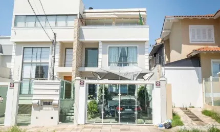 Encante-se com Esta Casa de Alto Padrão no Bairro Reserva Dom Feliciano!