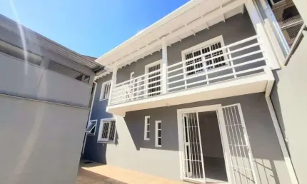 Casa com pátio amplo e 2 dormitórios à venda em bairro com fácil acesso