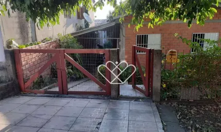 Casa aconchegante com quintal e 2 dormitórios em região tranquila
